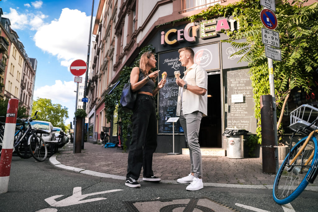 Menschen in Sachsenhausen essen ein Eis